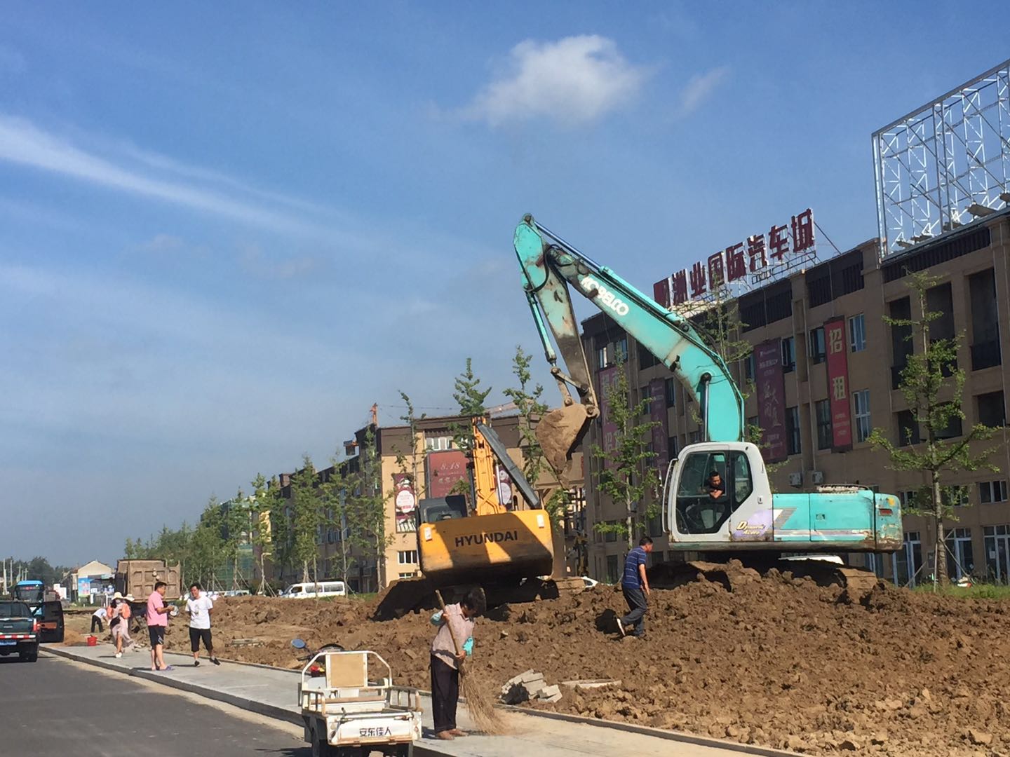 县住建局 强力推进人民西路（S235-K0+540）道路绿化工程建设